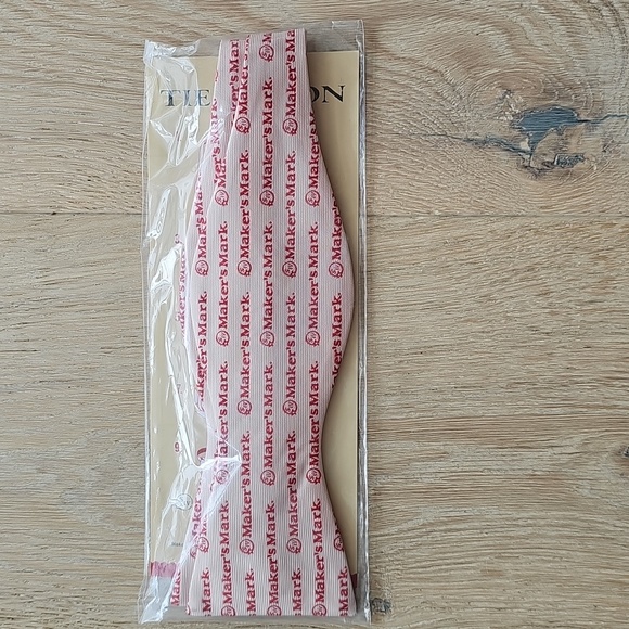 NWOT Maker's Mark Whiskey Bow Tie - Picture 3 of 6